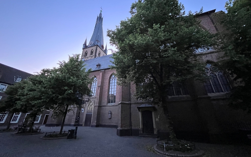 Die St. Lambertuskirche vom Stiftsplatz aus