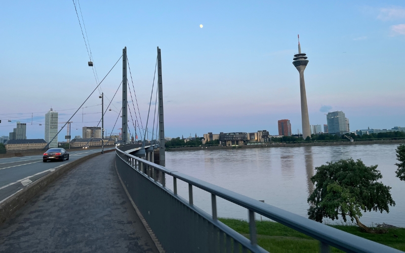 Der Rheinturm, mit Rheinkniebrücke und dem Landtag beim Medienhafen
