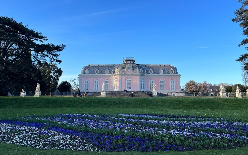 Schloss Benrath mit Blumen