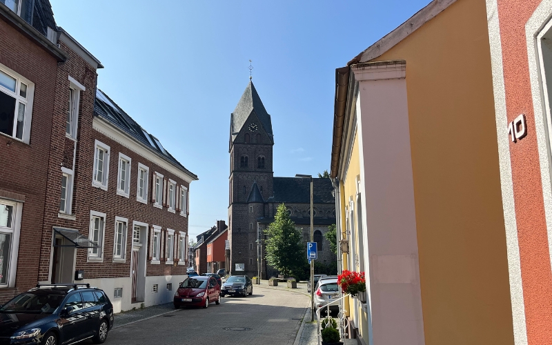 Blick auf den alten Kern von Angermund mit der Kirche St. Agnes