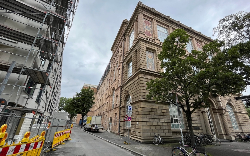 Die Kunstakademie Düsseldorf mit dem Haupteingang
